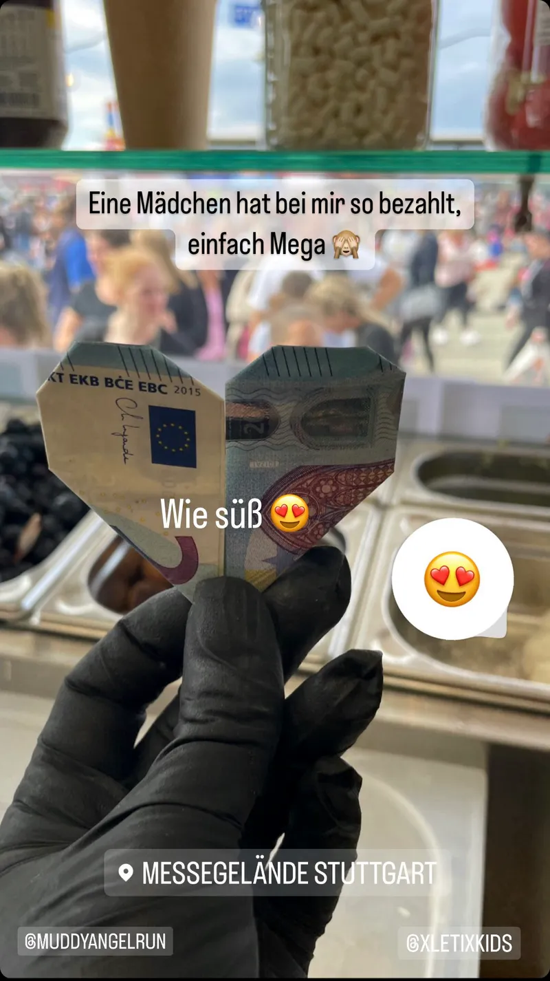Geldschein als Herz gefaltet